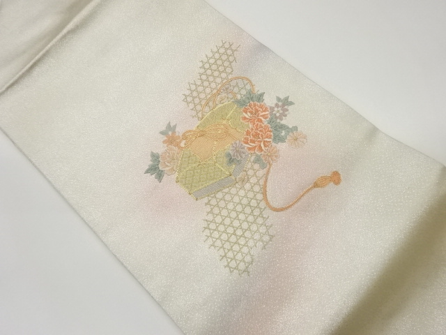 玉手箱に花々模様刺繍名古屋帯